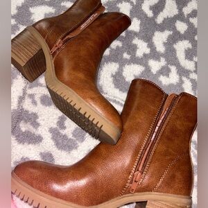 Baretraps boots 6.5 only worn once great condition!!